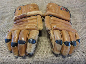 erste-eishockeyhandschuhe-1882